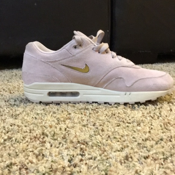 Suede Nike air max’s with burgundy color! - Picture 2 of 5